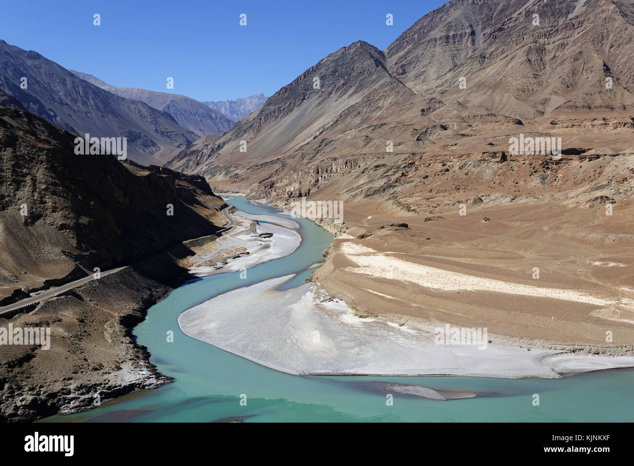 Zusammenfluss von Zanskar Fluss in Indus, Tal des Indus, Ladakh, Jammu und Kaschmir, Indien. Stockfoto