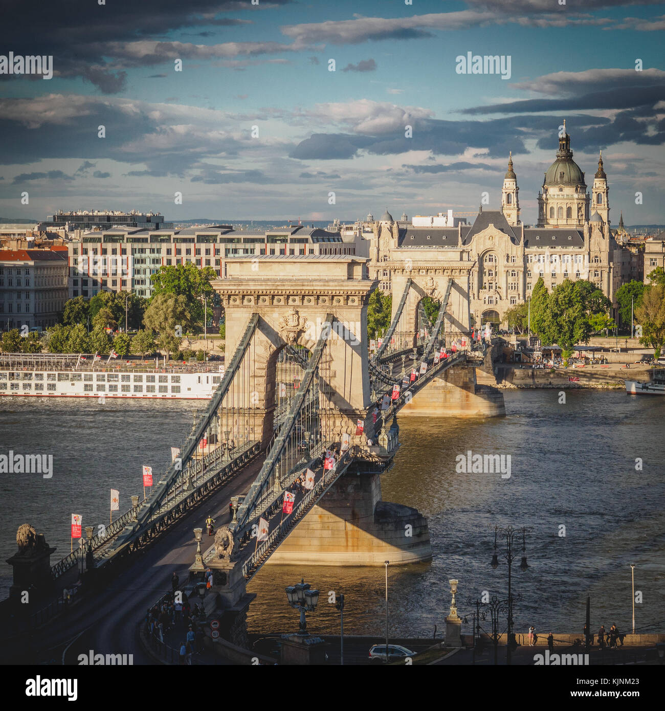 Ansicht der Széchenyi Lánchíd (Széchenyi Kettenbrücke) von der Budaer Hügel in Budapest (Ungarn). Juni 2017. Quadratischen Format. Stockfoto