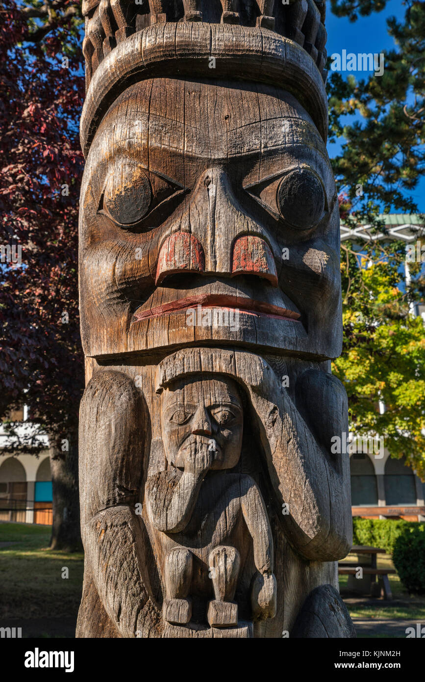 Dzunukwa, die Wilde Frau der Wälder, halten sie ihr Kind, bei Haida stil Totempfahl in Thunderbird Park, Victoria, British Columbia, Kanada Stockfoto