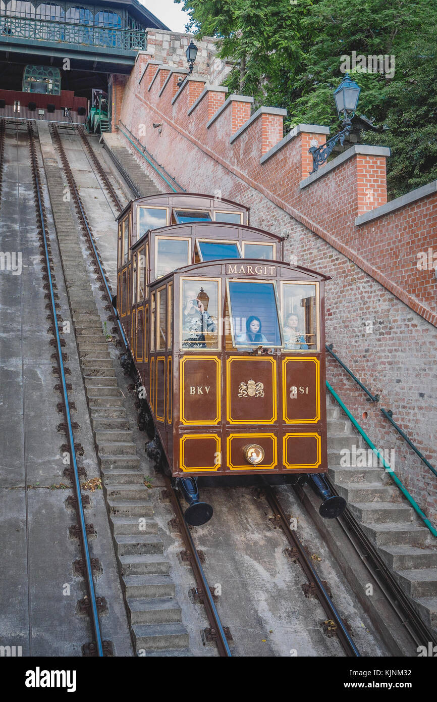 Historischen Budaer Burg Standseilbahn in Budapest (Ungarn). Juni 2017. Hochformat. Stockfoto