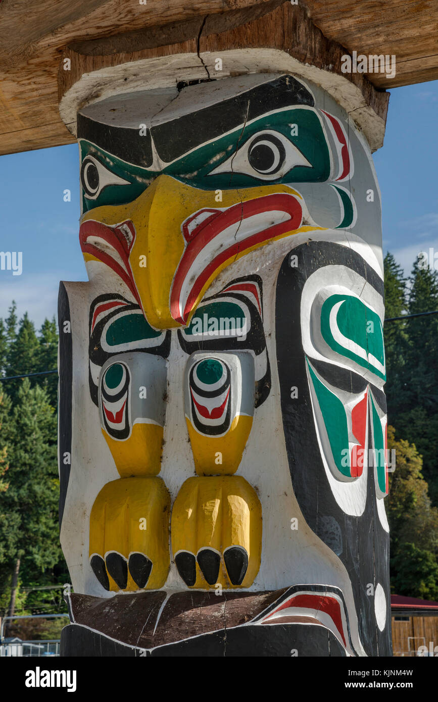 Abbildung von Thunderbird, Totem Pole at Shelter in der Nähe von Nuyumbalees Cultural Center, wir Wai Kai Nation in Cape Mudge Dorf, Quadra Island, BC, Kanada Stockfoto