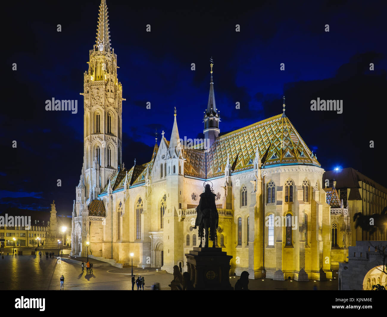 Nachtansicht der Matthiaskirche in Budapest (Ungarn). Juni 2017. Querformat. Stockfoto