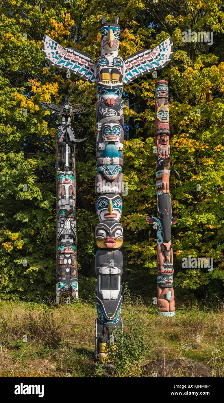 Kakaso 'las Pole, 1955, durch die Kwakwaka'wakw Künstlerin Ellen Neel, zwei andere, Totempfähle im Stanley Park in Vancouver, British Columbia, Kanada Stockfoto