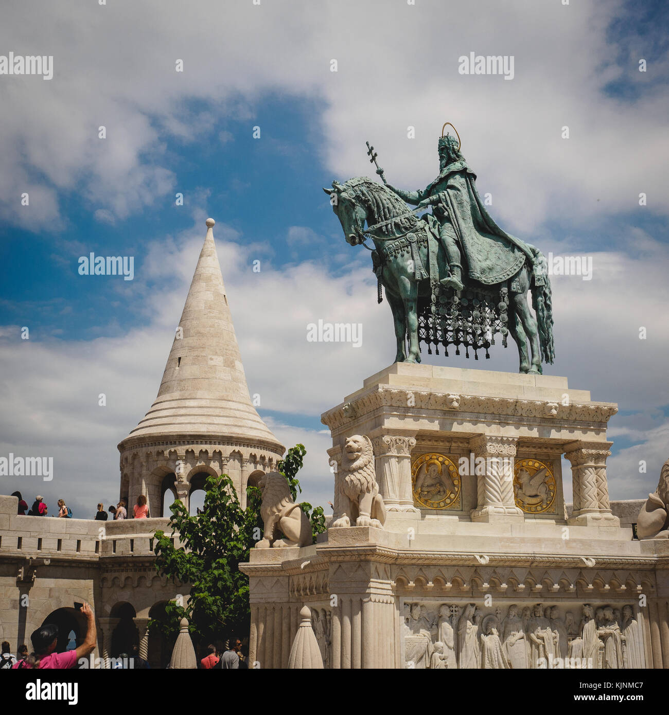 Statue von St. Stephan und die Fischerbastei in Budapest (Ungarn). Juni 2017. Quadratischen Format. Stockfoto