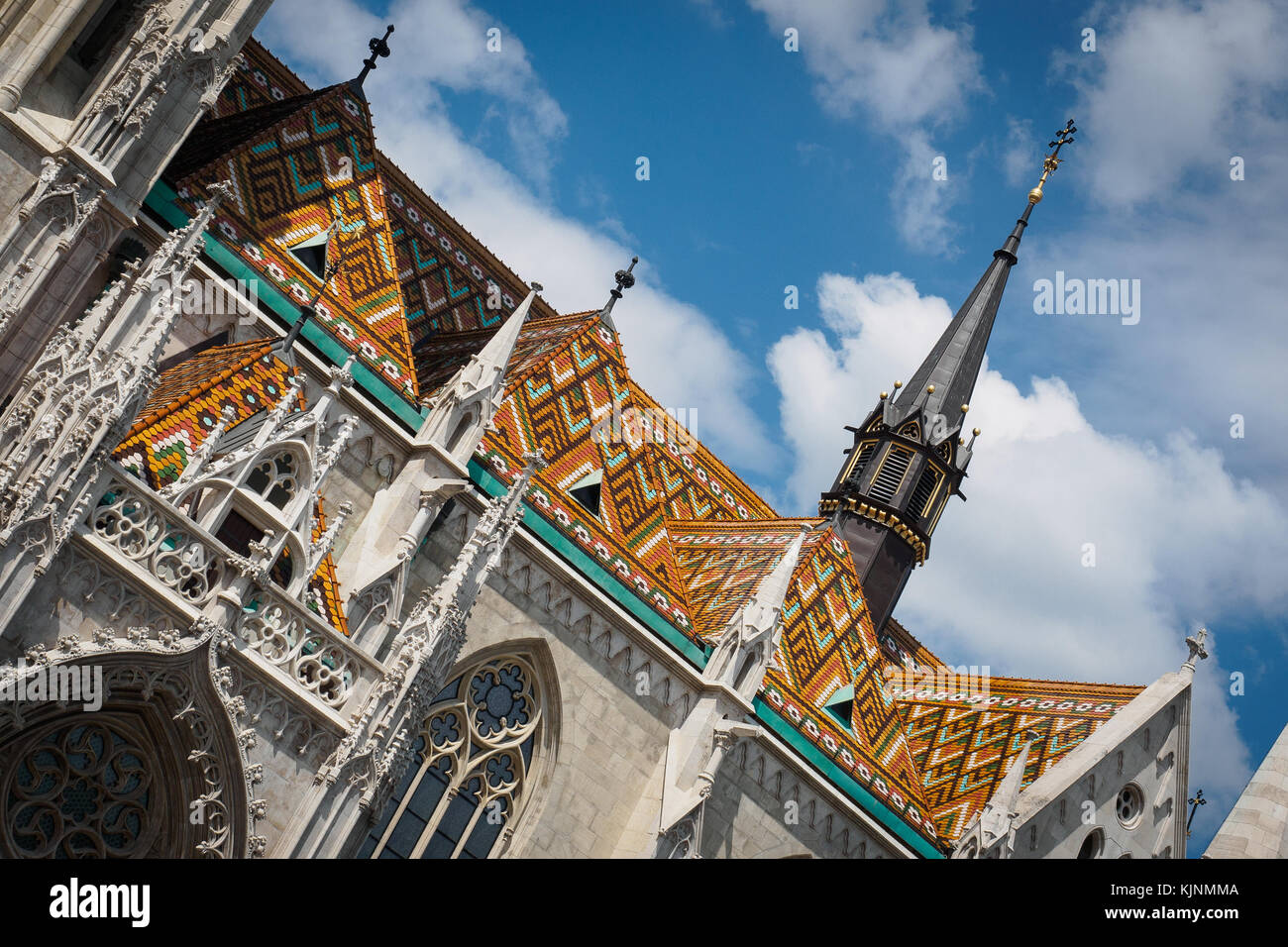 Detail der Ziegeldach der Matthiaskirche in Budapest (Ungarn). Juni 2017. Querformat. Stockfoto