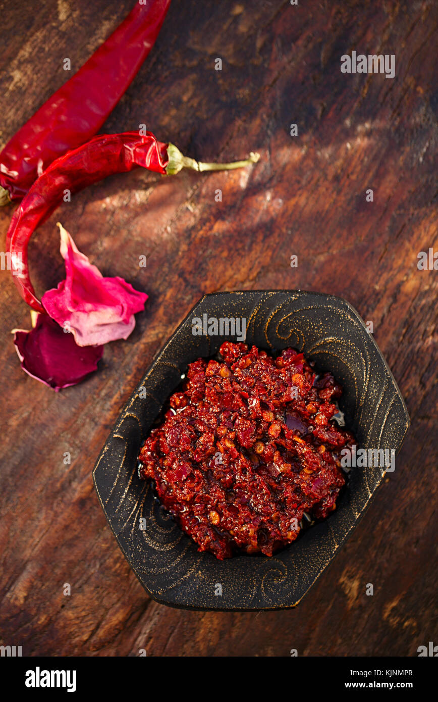 Traditionelle, hausgemachte rose Harissa - Marokkanische red hot chilles einfügen Stockfoto