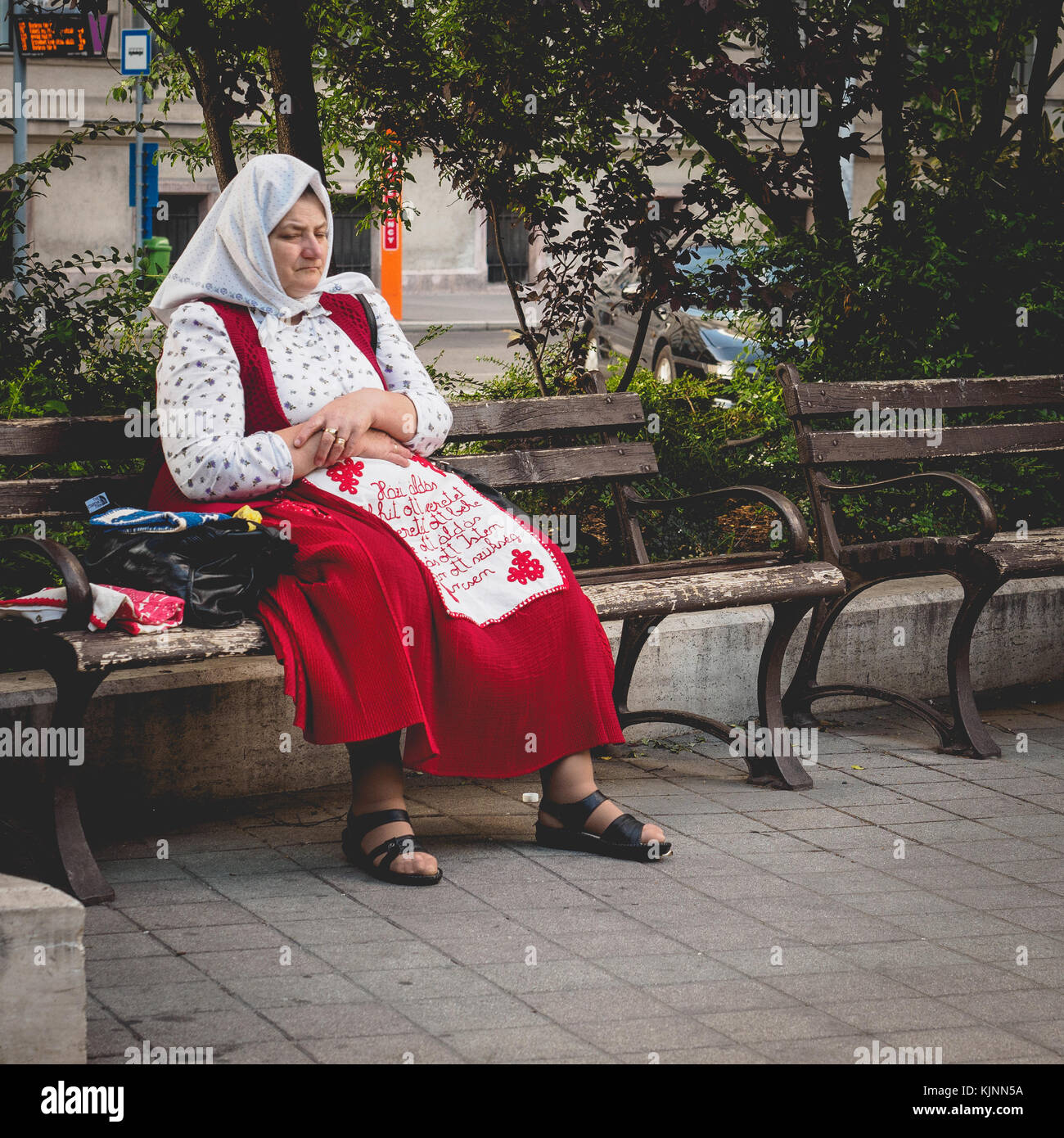 Alte Frau mit einem traditionellen ungarischen Kostüm in Budapest. Juni 2017. Quadratischen Format. Stockfoto