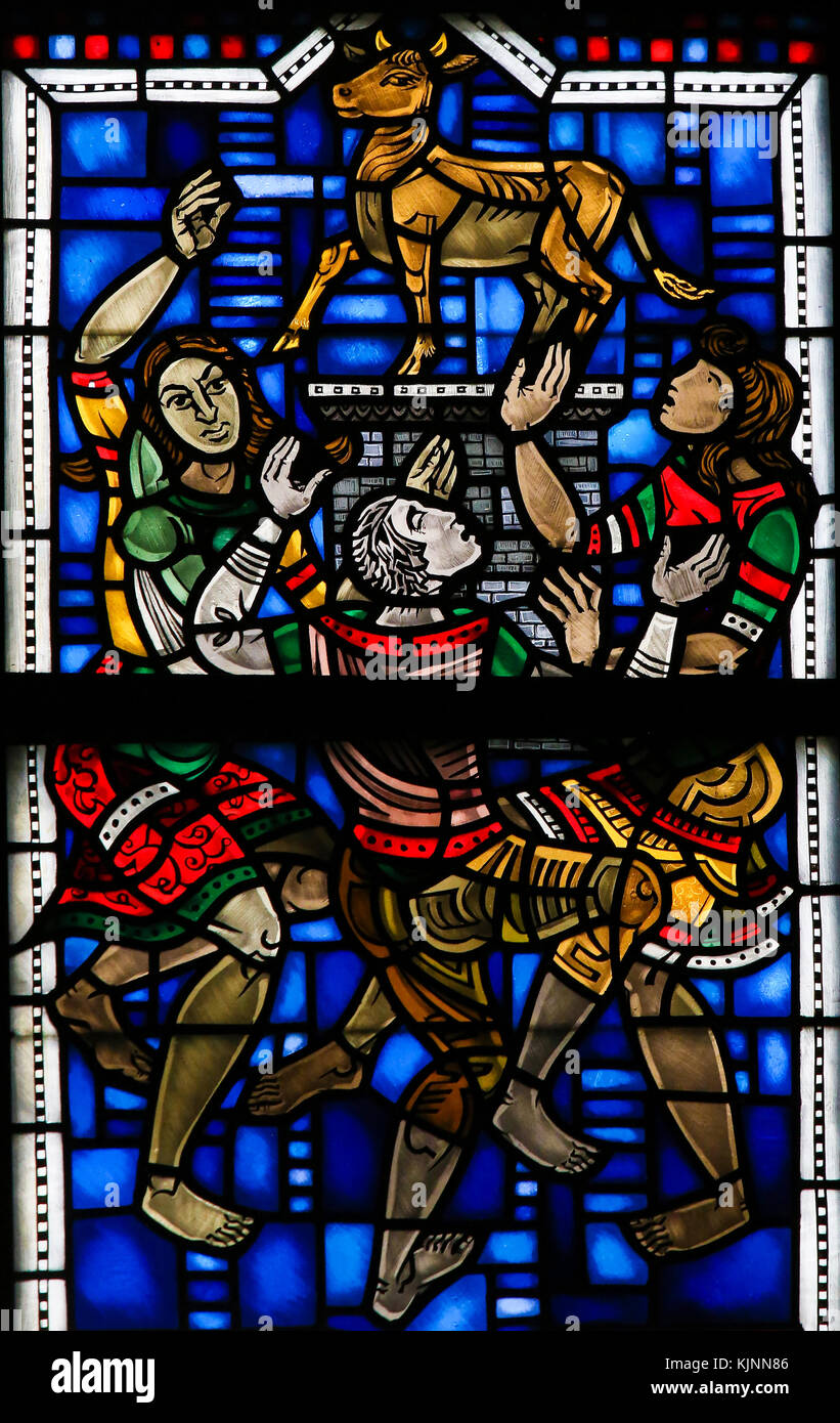 Glasmalereien in Wormser Dom in Worms, Deutschland, mit der Darstellung der Anbetung des goldenen Kalbes während Moses' Abwesenheit wie im Buch Exodus erzählt Stockfoto