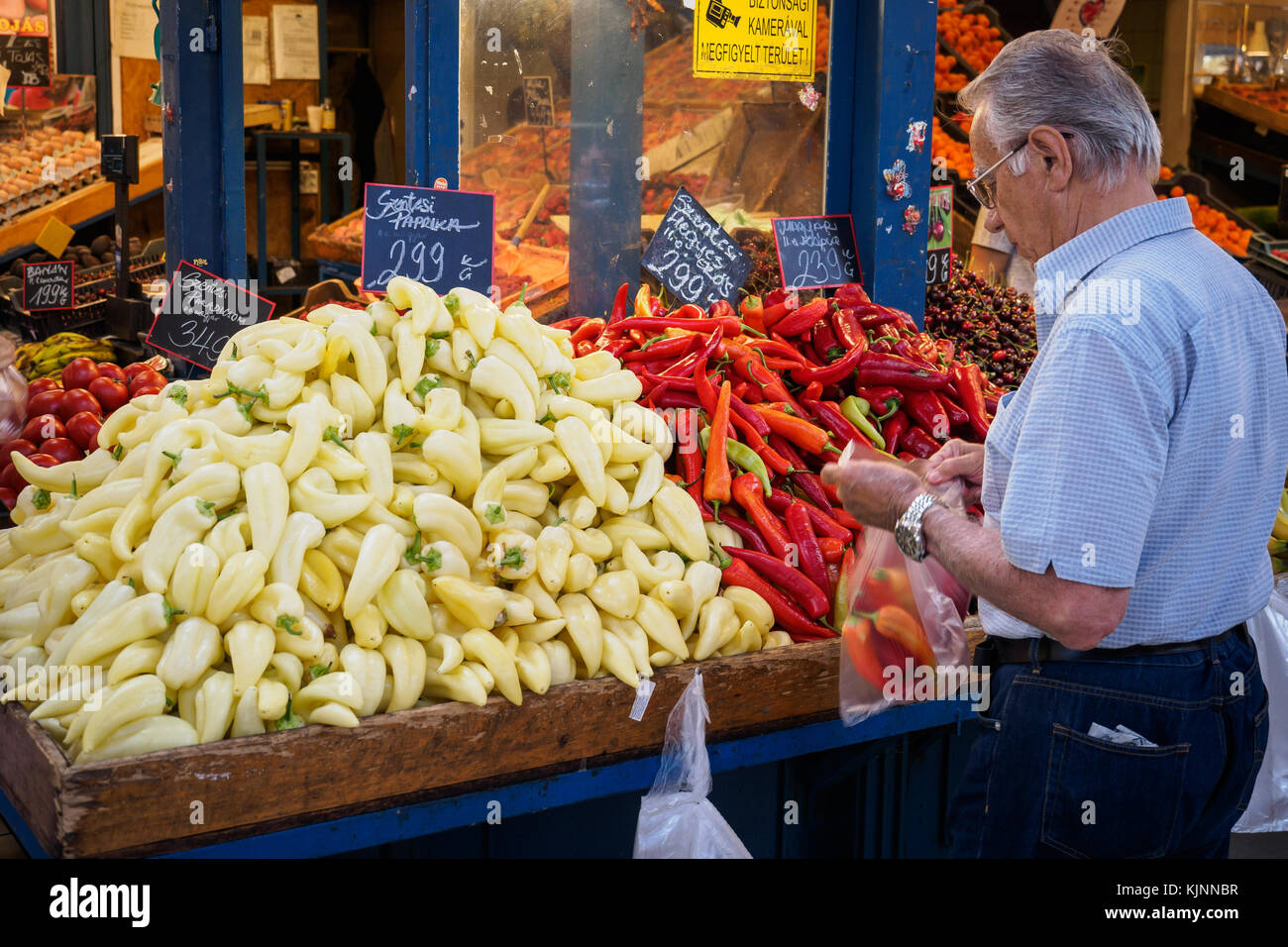 Pflanzliche Stall in der Nagy Vásárcsarnok (Markthalle) in Budapest (Ungarn). Juni 2017. Querformat. Stockfoto