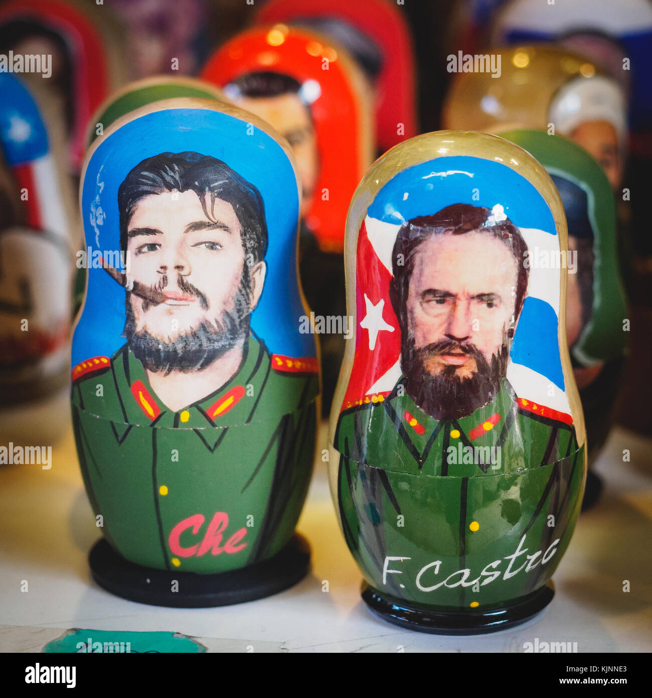 Farbenfrohe russische Puppen, Che Guevara und Fidel Castro in einem Markt, in Budapest (Ungarn). Quadratischen Format. Stockfoto