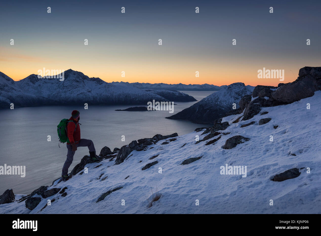 Winterwanderer in den norwegischen Fjorden Stockfoto