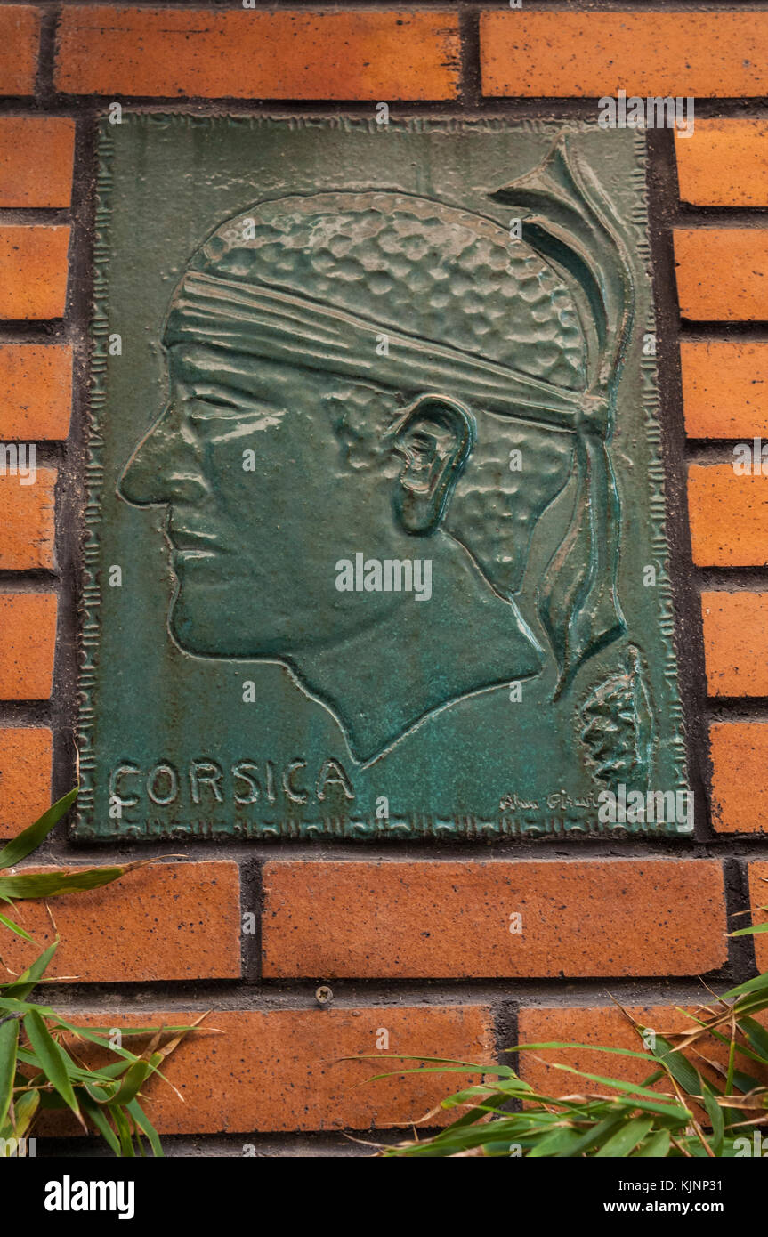 Korsika: der Mauren Kopf, dem Symbol der Fahne von Korsika, im Jahr 1755 angenommen wurde, in Bronze graviert auf ein Red brick wall in den Gassen von Ajaccio Stockfoto