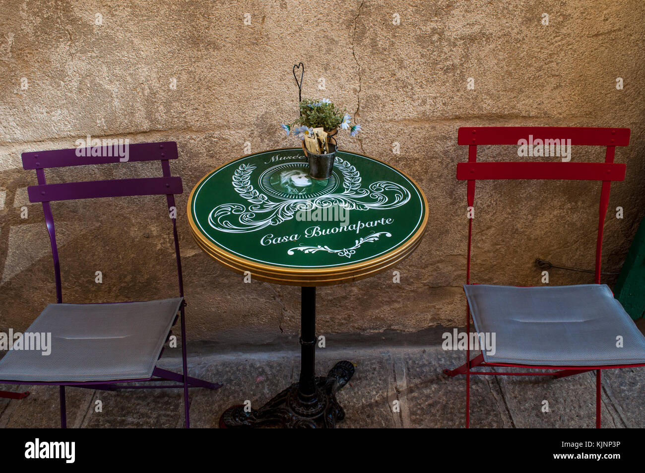 Korsika: Tisch und Stühle an der Bar Casa Bonaparte außerhalb Maison Bonaparte, dem Stammsitz der Familie Bonaparte und Geburtsort von Napoleon Stockfoto