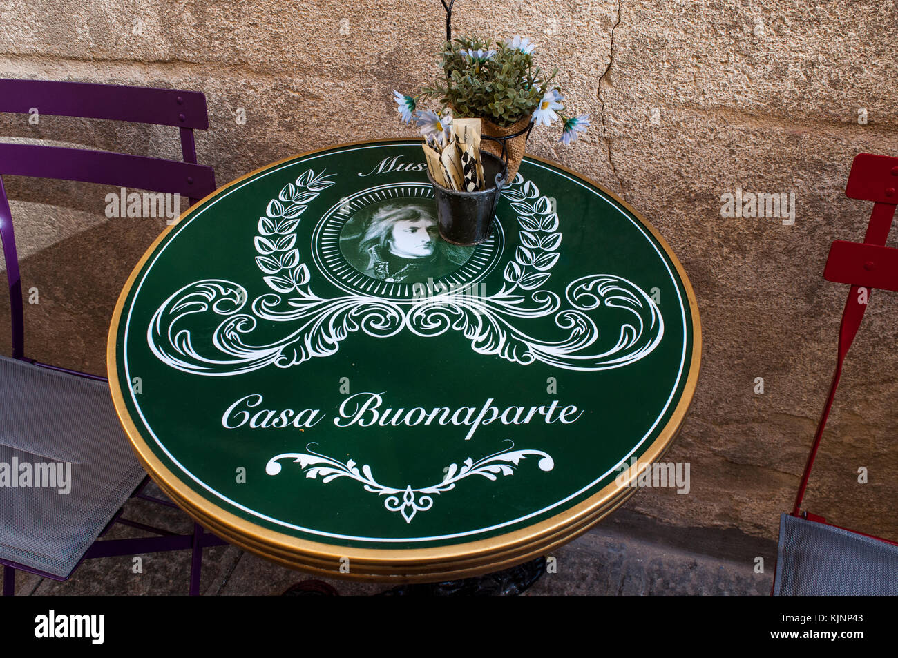Korsika: Tisch und Stühle an der Bar Casa Bonaparte außerhalb Maison Bonaparte, dem Stammsitz der Familie Bonaparte und Geburtsort von Napoleon Stockfoto