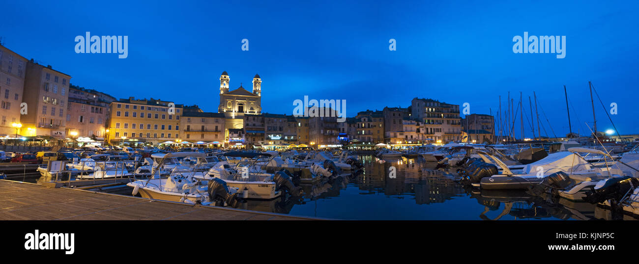 Korsika: Die night skyline von Bastia, die Stadt im Nordosten, an der Basis des Cap Corse, aus dem Dock der kleine Hafen der Altstadt gesehen Stockfoto