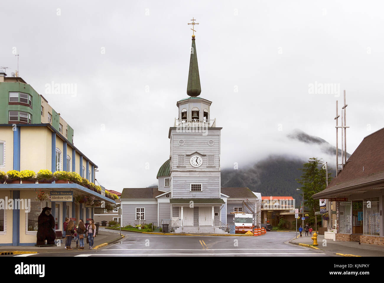 Sitka, Alaska, USA – 20. August 2017: Die Kathedrale von St. Michael Archangel befindet sich in der Lincoln Street und der Matsoutoff Street in Sitka, Alaska. Stockfoto