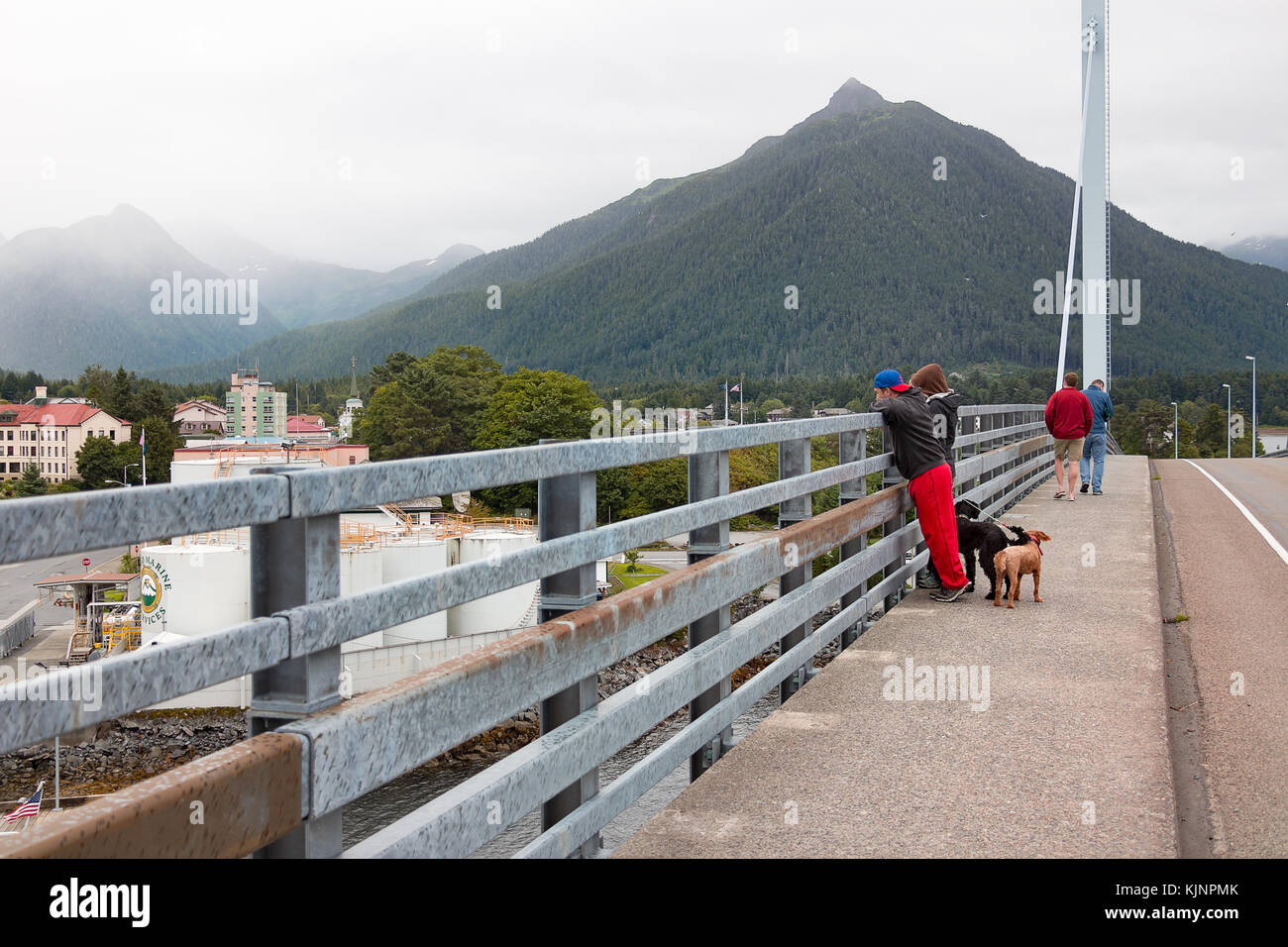Sitka, Alaska, USA - 21. August 2017: Leute, die den Blick auf den Bürgersteig der John O'Connell Schrägseilbrücke, Sitka. Stockfoto