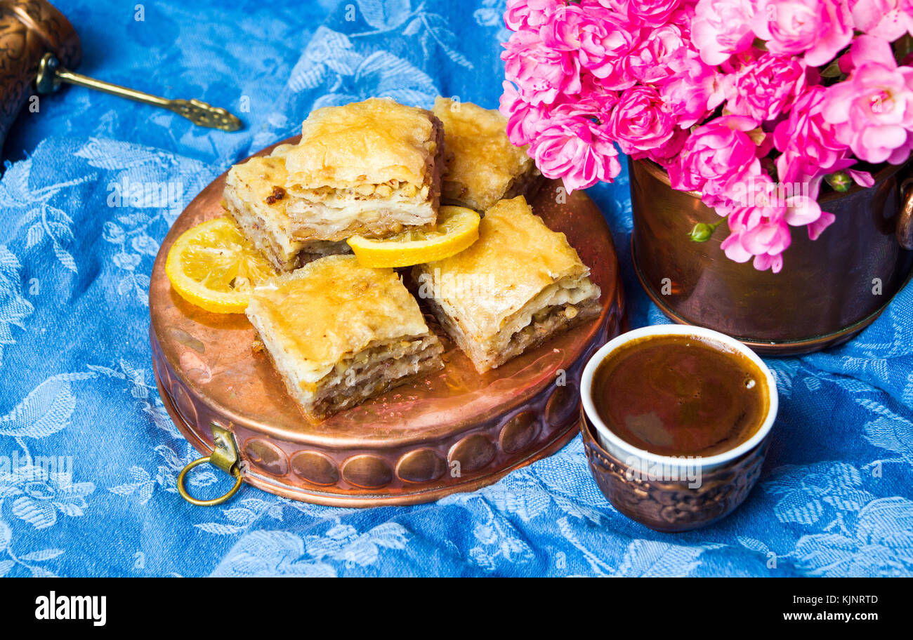 Baklava Dessert mit türkischen Kaffee in Kupfer cups Stockfoto