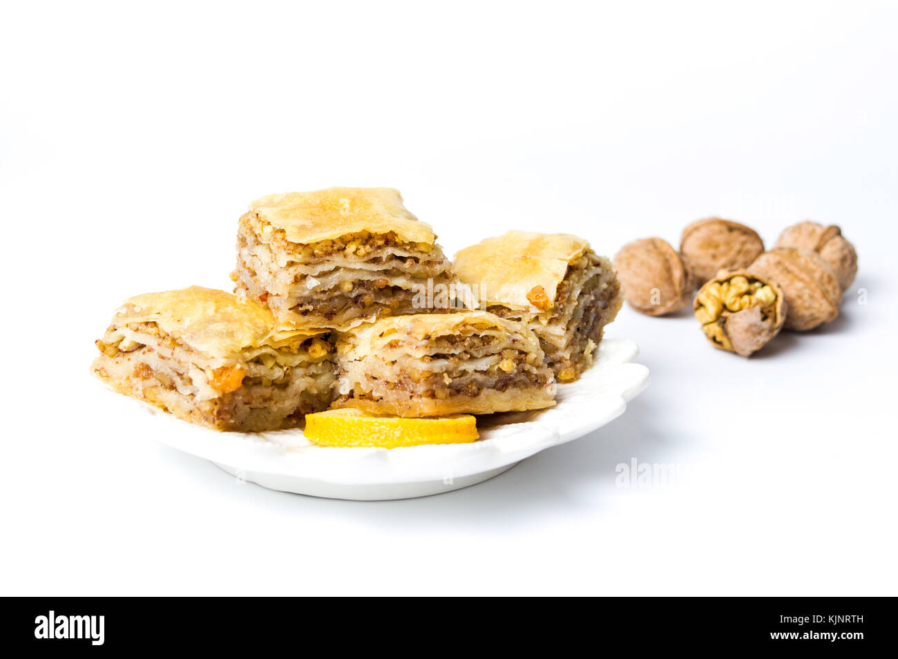 Baklava dessert Slices auf einer Platte isoliert Stockfoto