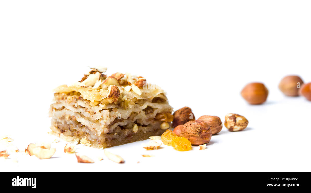 Baklava Dessert mit Nüssen und Rosinen auf weißem Hintergrund Stockfoto