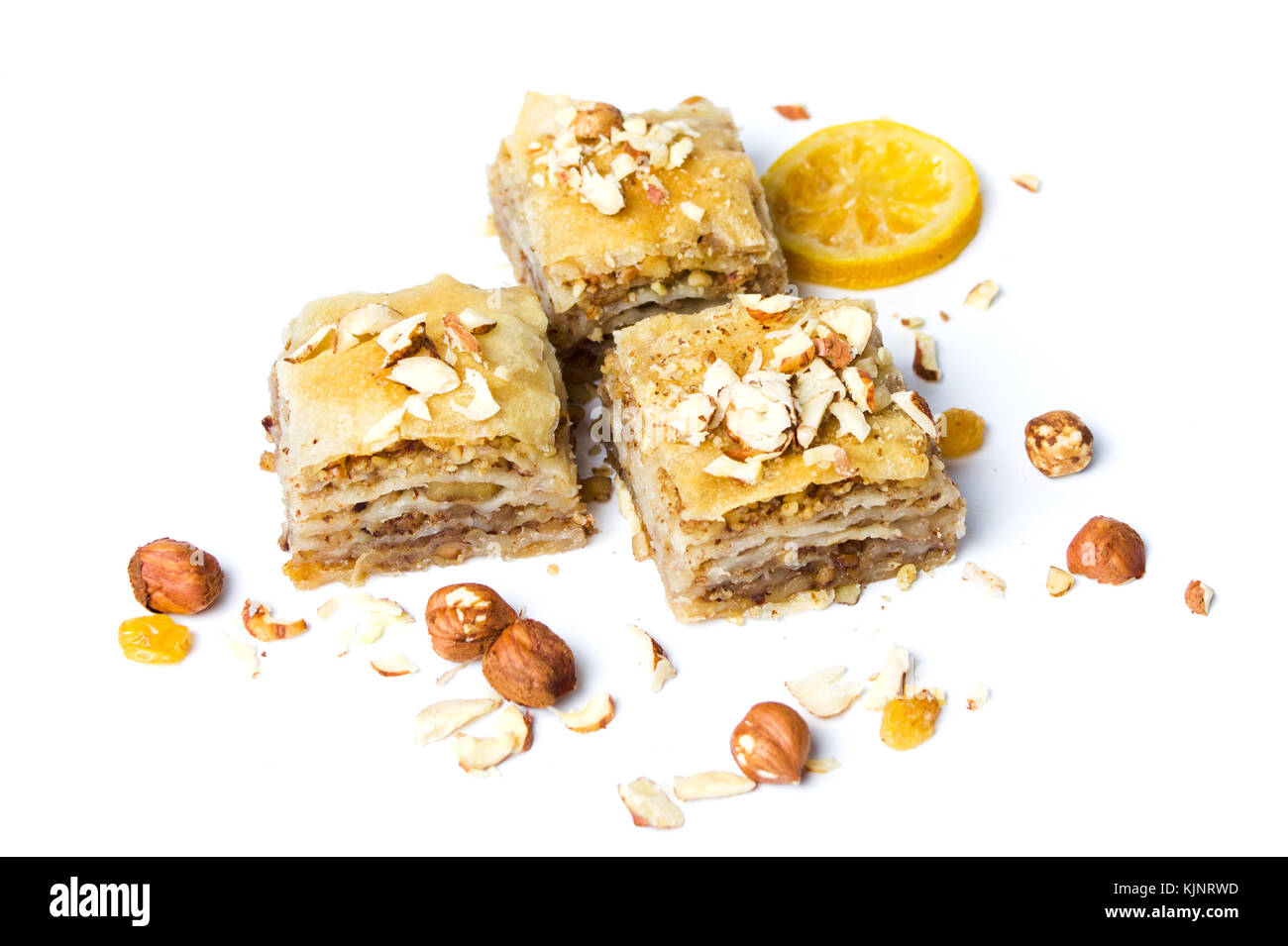 Baklava dessert Schichten mit Muttern auf weißem Hintergrund Stockfoto