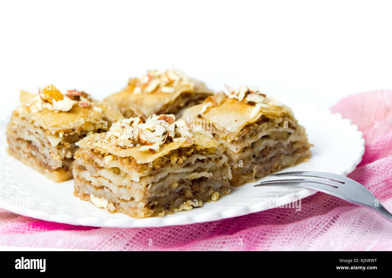 Baklava dessert Schichten mit Muttern auf weißem Hintergrund Stockfoto