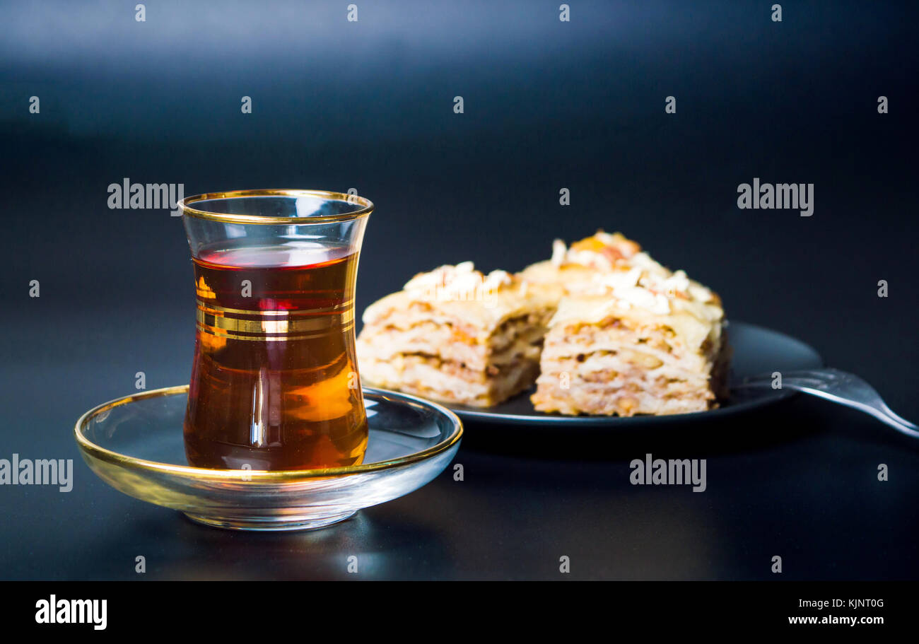 Baklava Schichten und Tee. 1001 Dessert Zeit Stockfoto