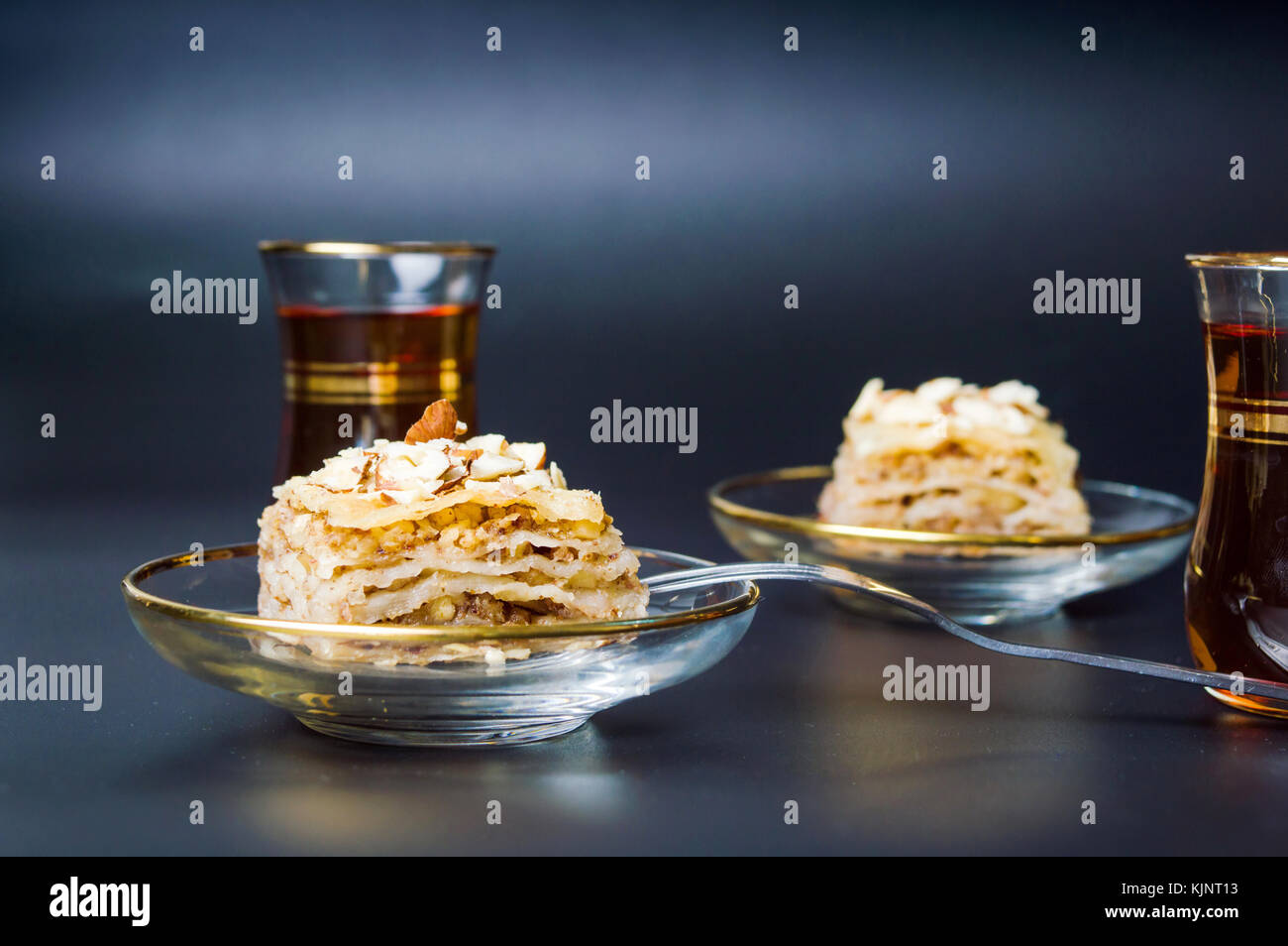 Baklava Schichten und Tee. 1001 Dessert Zeit Stockfoto