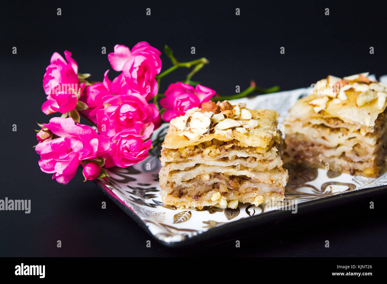 Baklava dessert Schichten mit Muttern auf dunklem Hintergrund Stockfoto