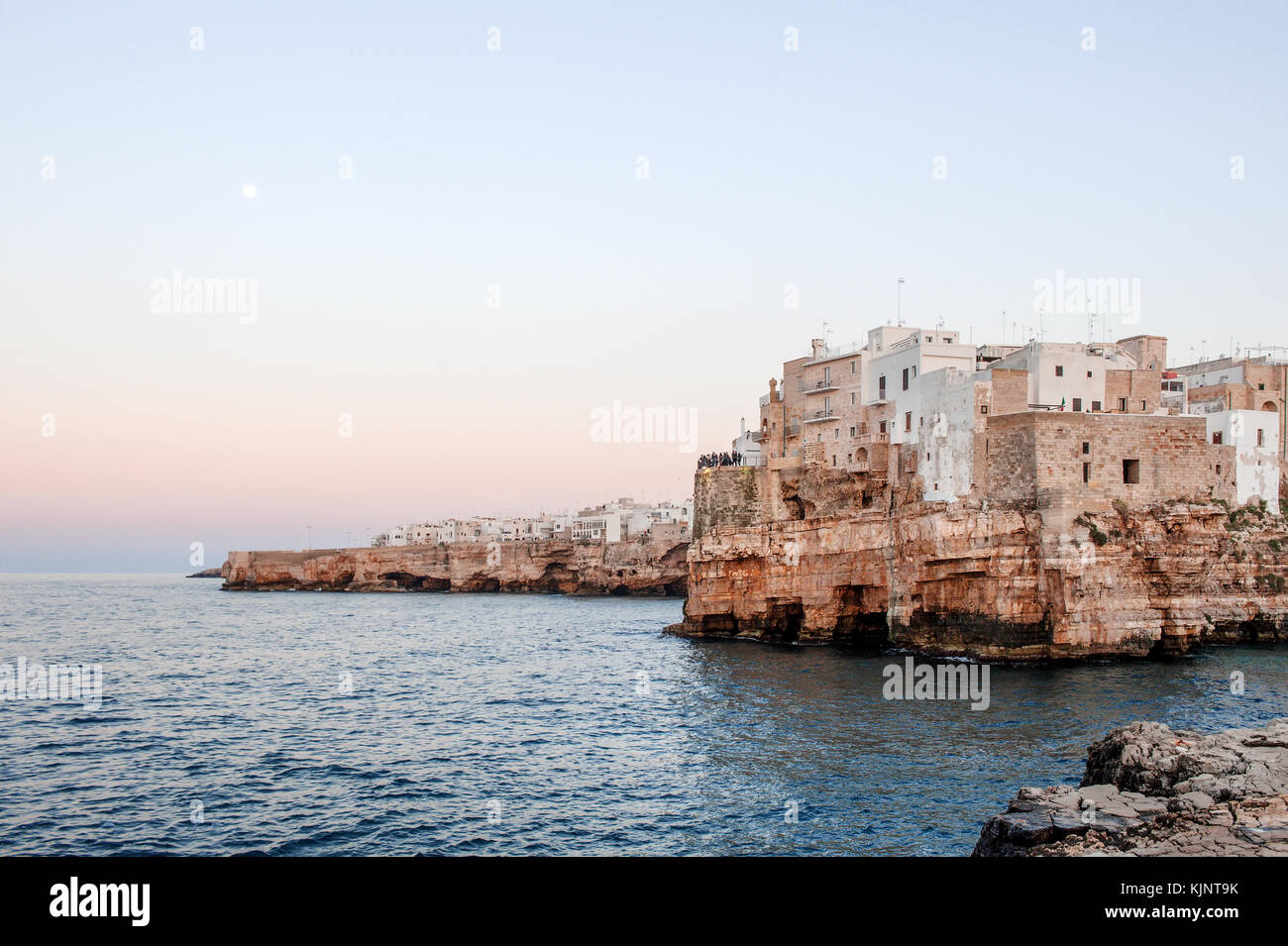 Malerischer Blick auf Polignano a Mare in der Nähe von Bari, Apulien, Süditalien, Europa Stockfoto