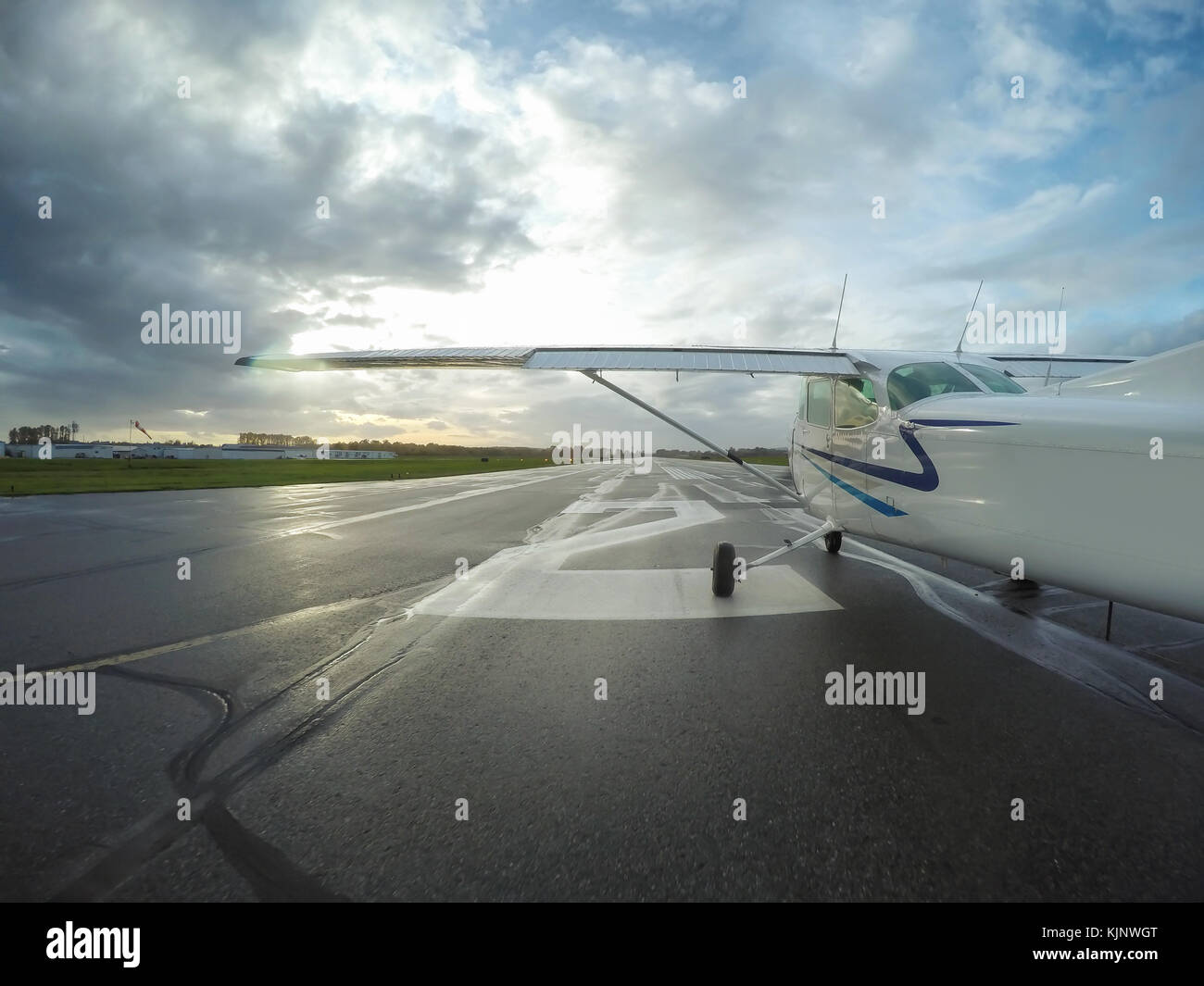 Kleines Flugzeug ist ausgerichtet auf der Landebahn für eine nehmen. in Blaine, Greater Vancouver, BC, Kanada, während bewölkter Sonnenuntergang. Stockfoto