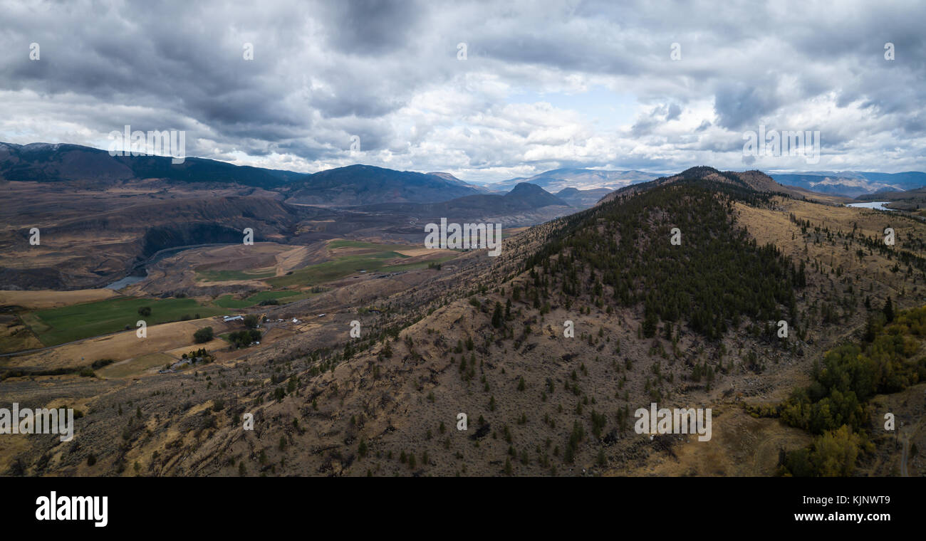 Antenne drone Panoramablick auf die Landschaft des kontinentalen Klima Felder bei einem bewölkten Herbst Tag. in der Nähe des Thompson River im Inneren des britischen genommen c Stockfoto