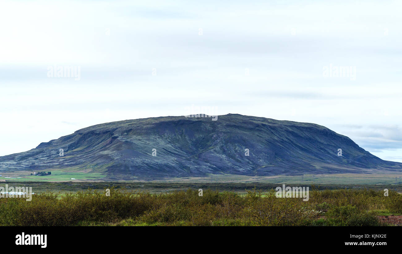 Reisen nach Island - isländische Landschaft mit Hügel in der Nähe von biskupstungnabraut Road in der Nähe kerid See im September Abend Stockfoto