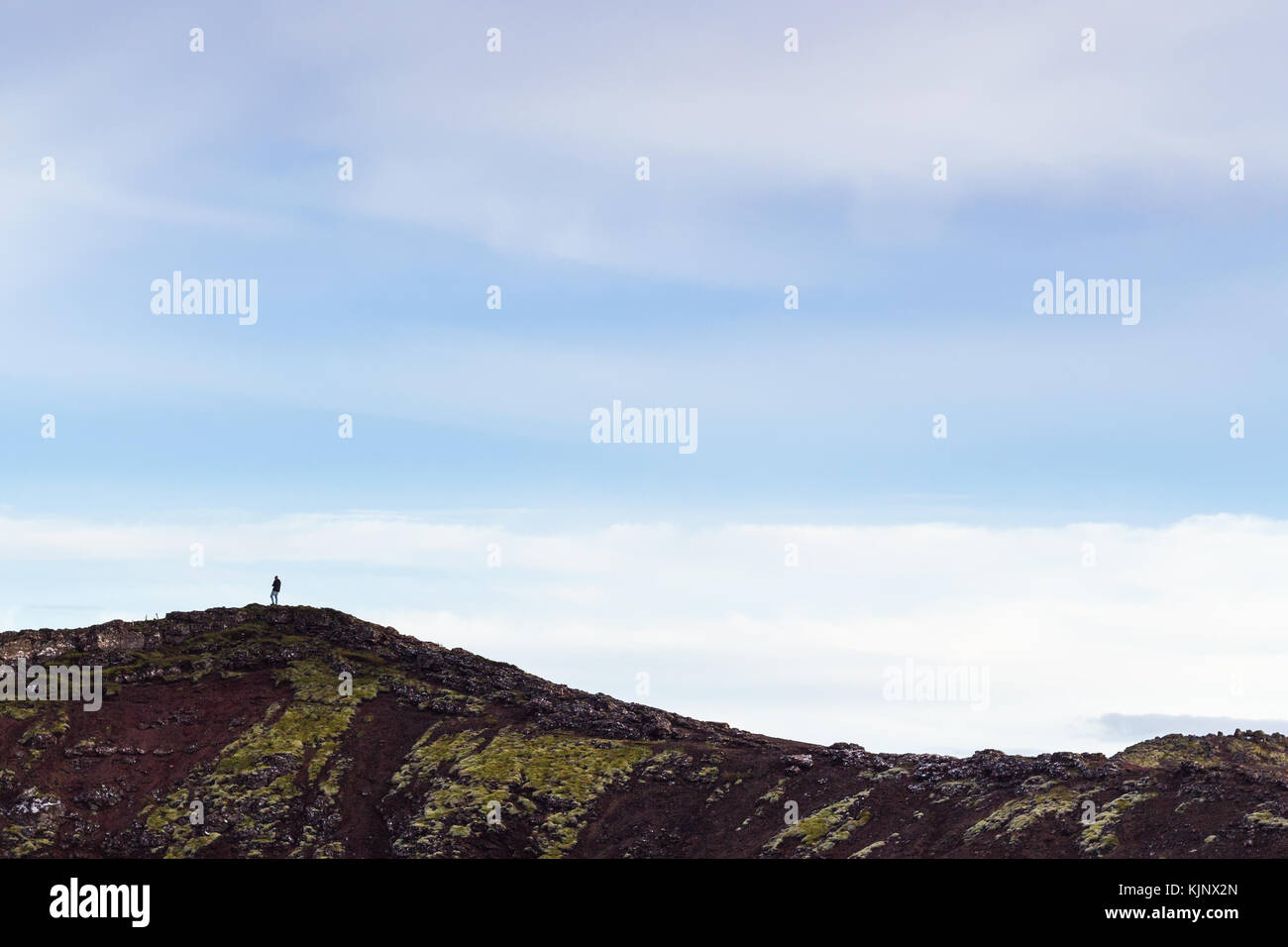 Reisen nach Island - blauer Abendhimmel über die Kante der vulkanischen Krater Kerid See im September Stockfoto