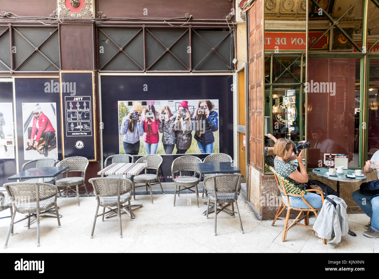 Tourist ein Foto und Werbung von Mädchen, die Bilder in Galerie bordelaise Arcade in Bordeaux, Frankreich Stockfoto
