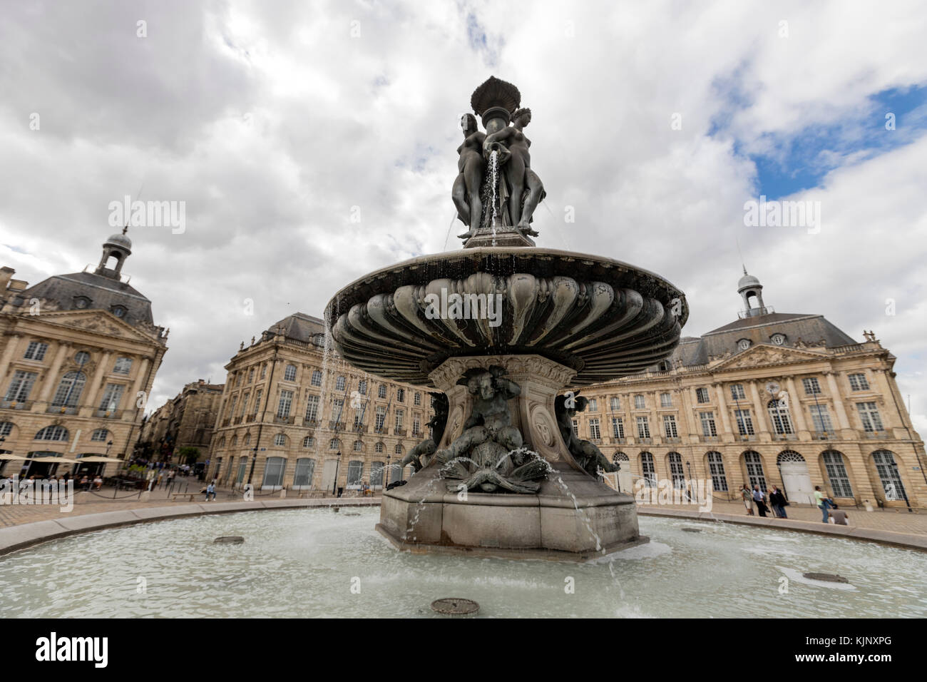 Place de la Bourse, Architekt war Ange-Jacques Gabriel, mit drei Grazien Brunnen, Bordeaux. Stockfoto