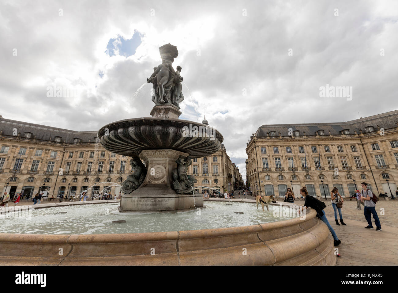 Place de la Bourse, Architekt war Ange-Jacques Gabriel, mit einem Hund im Inneren der drei Grazien Brunnen, Bordeaux. Stockfoto