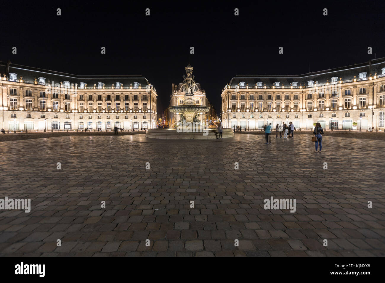 Place de la Bourse in der Nacht war Architekt Ange-Jacques Gabriel, mit drei Grazien Brunnen, Bordeaux. Stockfoto