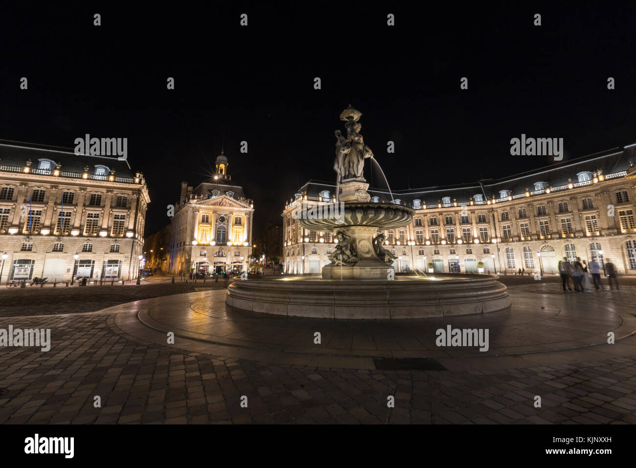 Place de la Bourse in der Nacht war Architekt Ange-Jacques Gabriel, mit drei Grazien Brunnen, Bordeaux. Stockfoto