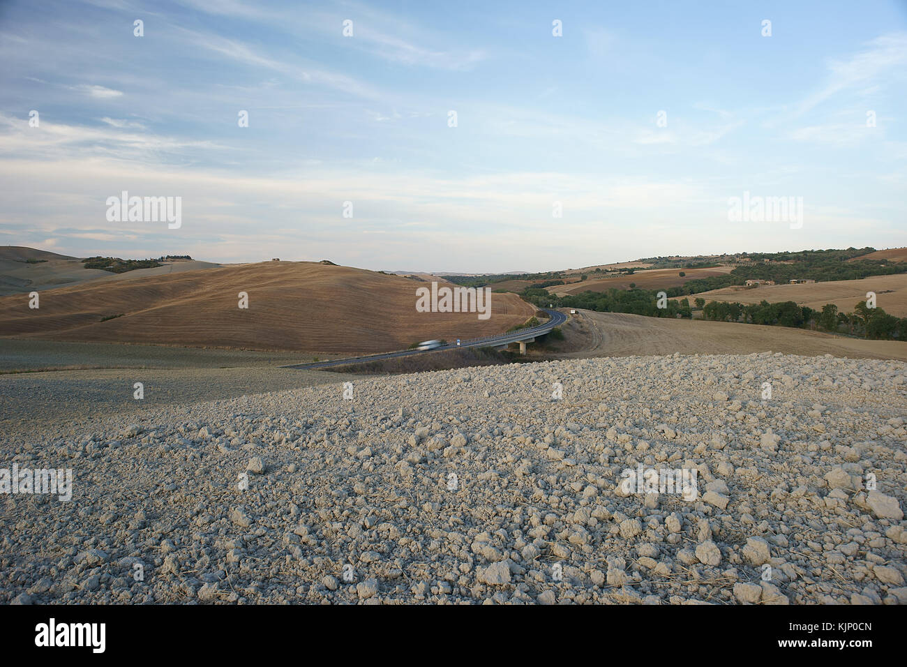 Weiße Straße in der Nähe von San Quirico d'Orcia, Val d'Orcia, Toskana, Italien Stockfoto