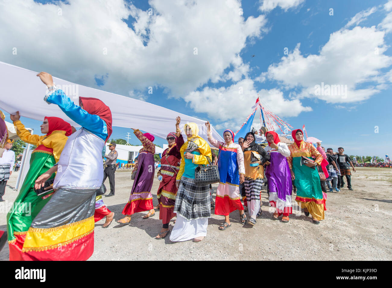 Butön Frauen Parade und Tanz mit bunten Trachten während Wakatobi Wave Festival. Stockfoto
