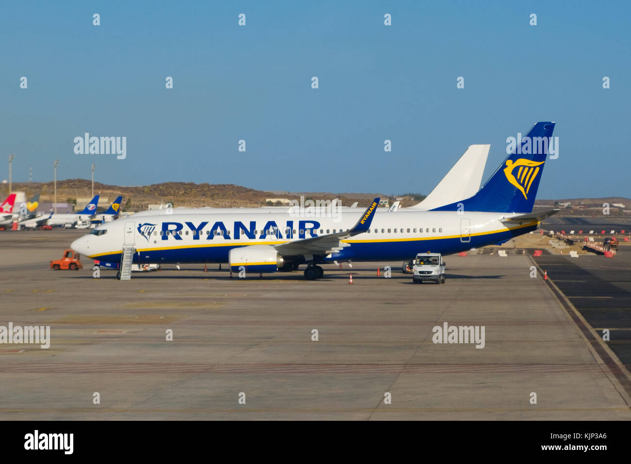 Teneriffa, Spanien - November 2017: Passagierflugzeug von Ryanair auf Start- und Landebahn bereit für baording Stockfoto