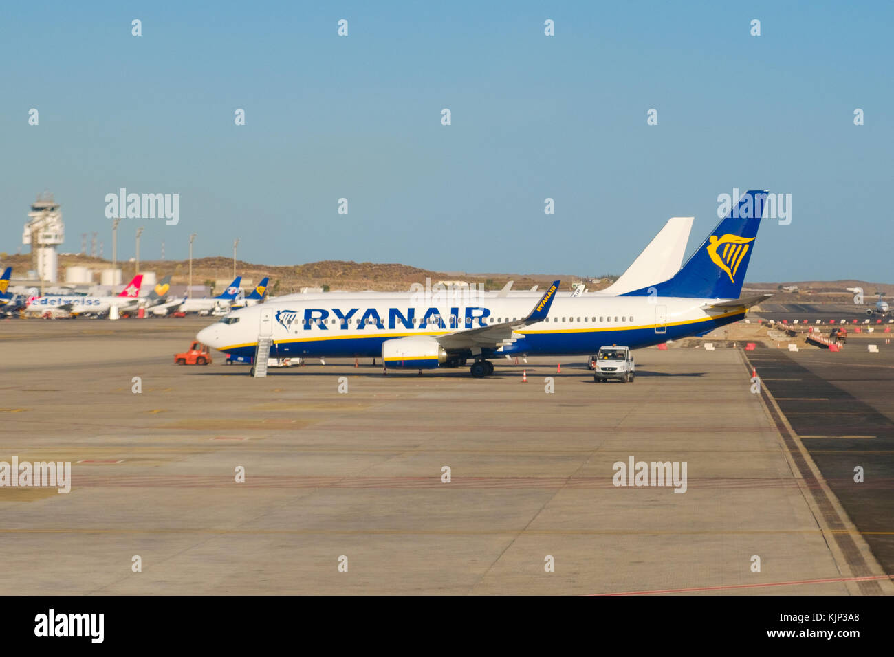 Teneriffa, Spanien - November 2017: Passagierflugzeug von Ryanair auf Start- und Landebahn bereit für baording Stockfoto