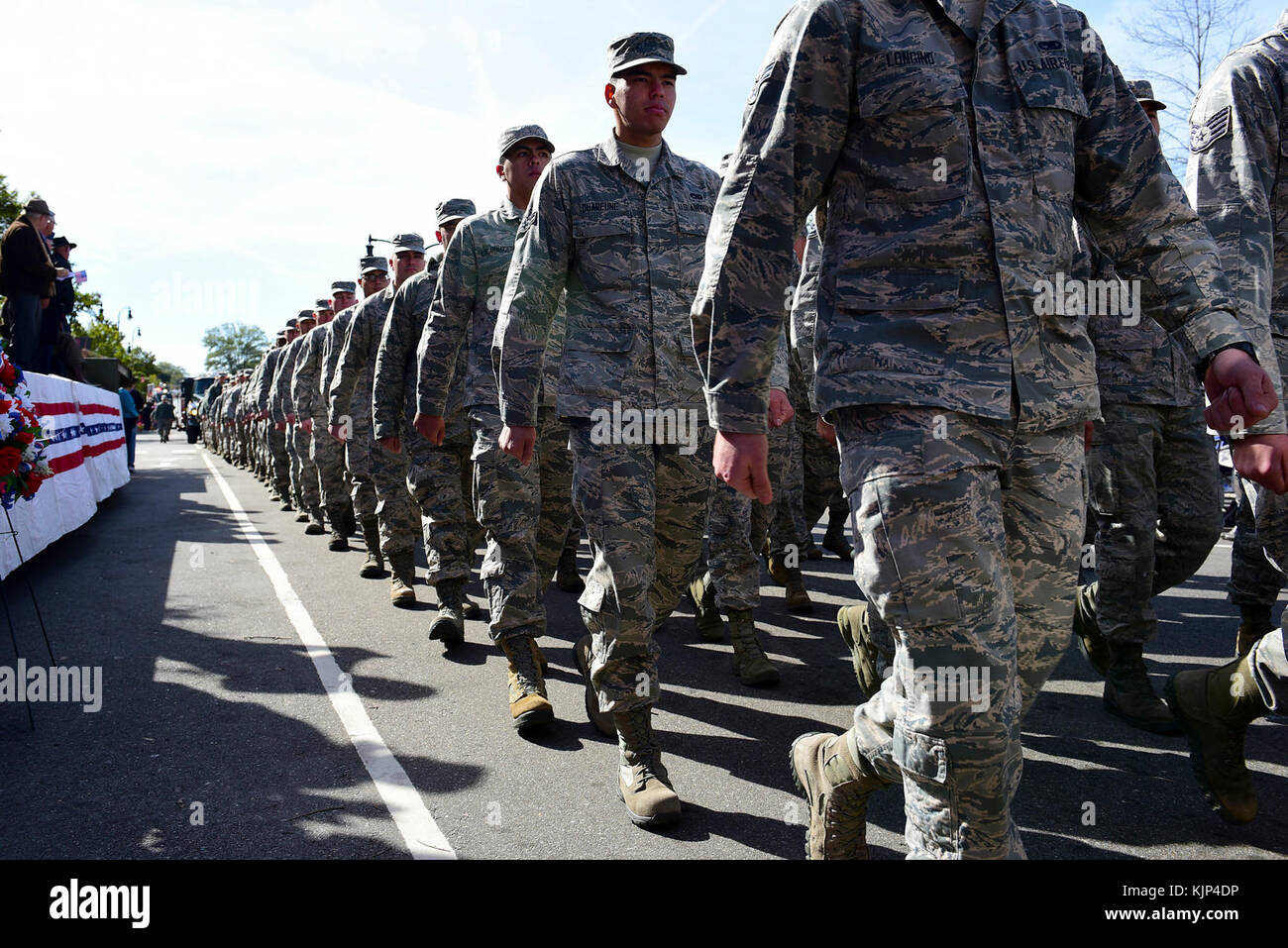 Flieger von Seymour Johnson Air Force Base März im Wayne County Veterans Day Parade, November 11, 2017, in Goldsboro, North Carolina. Ursprünglich als "Armistice Day" zu Ehren der Veteranen des Ersten Weltkrieges, Nov. 11 später umbenannt in "Veterans Day" alle Männer und Frauen in Uniform gedient zu ehren. (U.S. Air Force Foto von Airman 1st Class Kenneth Boyton) Stockfoto