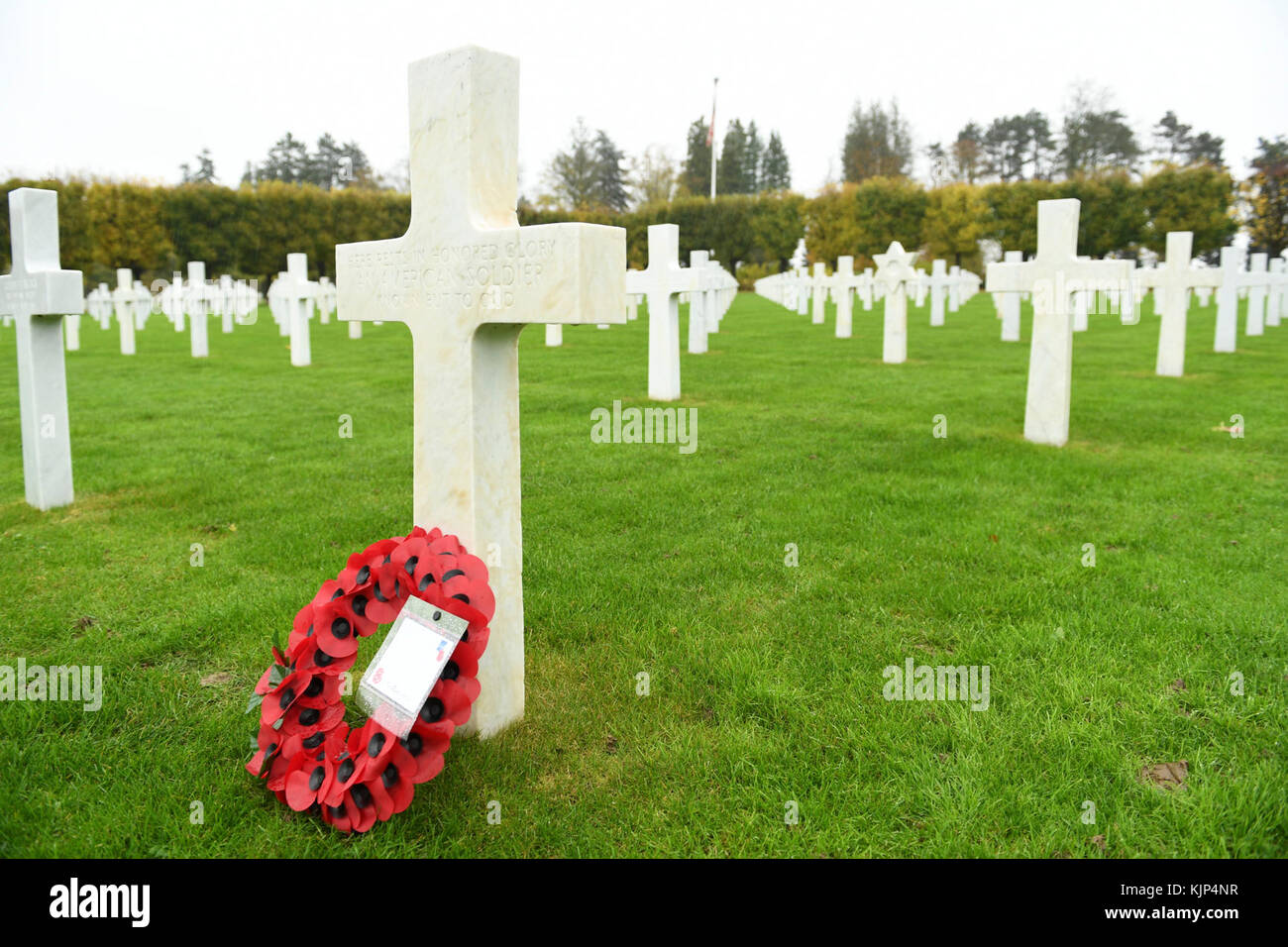 Einen Kranz wird gegen den Grabstein eines gefallenen Soldaten bei Meuse-Argonne amerikanischen Friedhof und Denkmal in der Nähe der Argonnen in Frankreich, Nov. 11, 2017 - als Tag der Erinnerung in Frankreich bekannt. Mit 1,2 Millionen amerikanische Soldaten, die meuse-argonne Offensive ist die größte Offensive in der Geschichte des US-Militärs sowie die blutigste Schlacht des Ersten Weltkrieges für die American Expeditionary Force. Beginn am 26. Sept. 1918, die offensive dauerte 47 Tage und war Teil der Hundert Tage Offensive, endete der Erste Weltkrieg an November 11, 1918, mit dem Waffenstillstand von Compiègne. Stockfoto