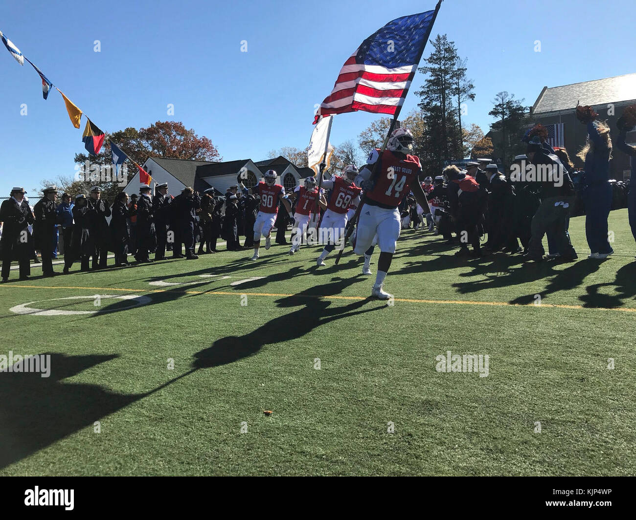Der U.S. Coast Guard Academy Bären Fußballmannschaft macht deren Eingang auf dem Kadett Memorial Field an der U.S. Coast Guard Academy in New London, Anschl., Nov. 11, 2017. Die Bären spielte gegen die U.S. Merchant Marine Academy als Teil eines Veterans Day Special gehostet von United Services Automobile Association und von ESPN ausgestrahlt. U.S. Coast Guard Foto von Petty Officer 2. Klasse Diana Honings. Stockfoto