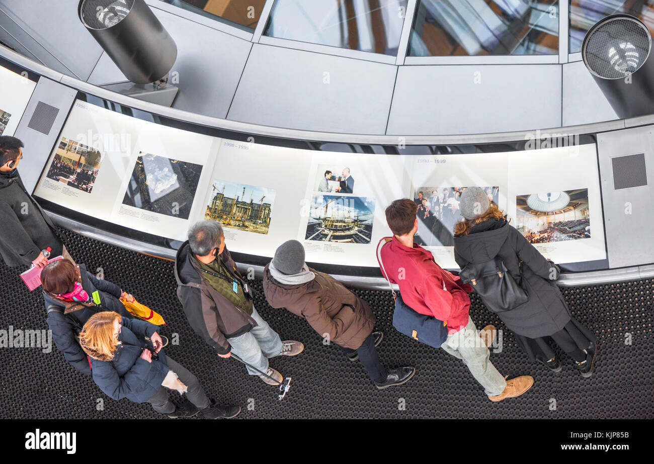 Touristen besuchen Bundestag Kuppel Stockfoto