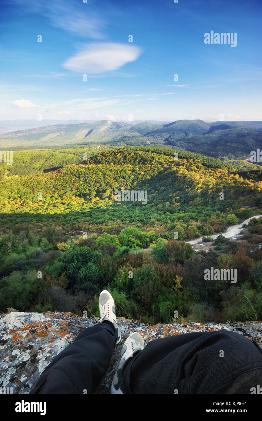 Reisende auf der Spitze des Berges. Natur und Abenteuer Zusammensetzung Stockfoto