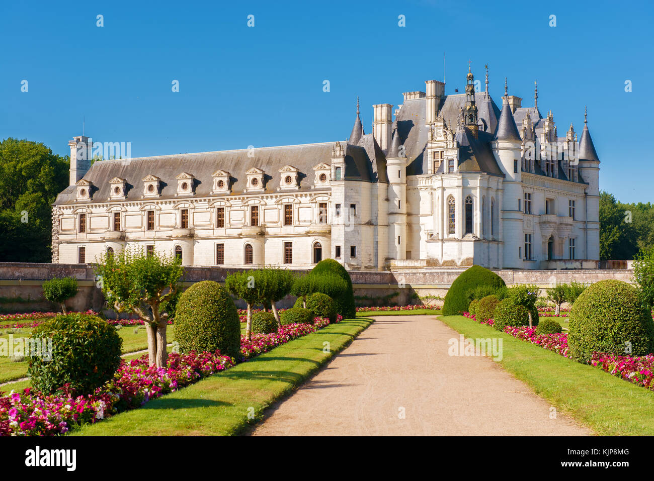 Chenonceau chateau, über den Fluss Cher gebaut, Loire Tal, Frankreich, auf Farbübergang und blauer Himmel. Stockfoto
