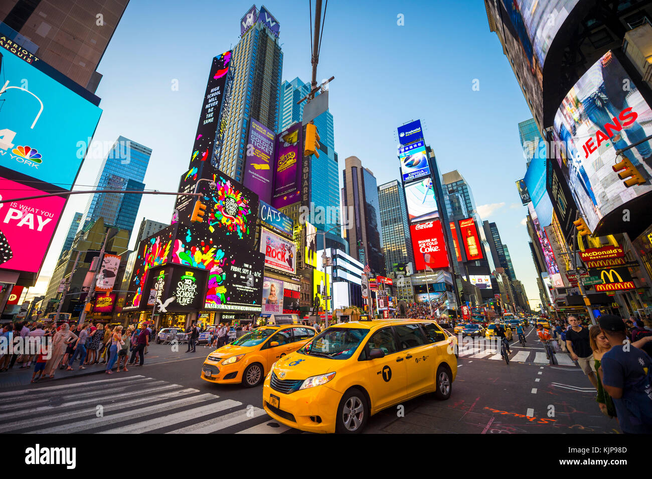 NEW YORK CITY - 23. AUGUST 2017: Helles Neon signage blinkt über Massen und taxi Verkehr Zoomen durch den Times Square. Stockfoto